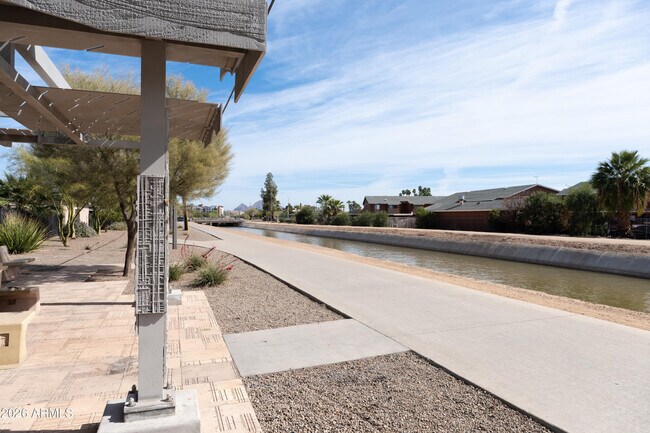 Building Photo - 729 W Coolidge St