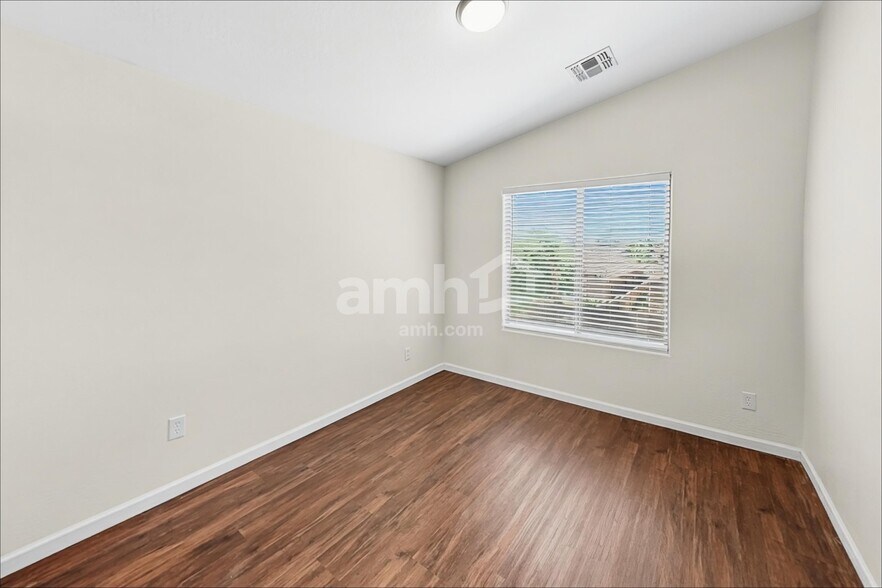 Building Photo - 3910 E Hematite Ln