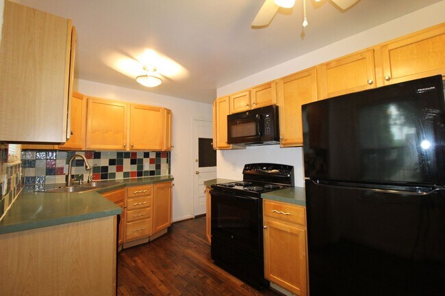 Building Photo - 2 Bedroom 1 Bath Home in Roeland Park