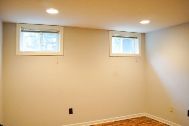 Building Photo - Beautifully Updated 2-Bed w/Condo Grade Fi...