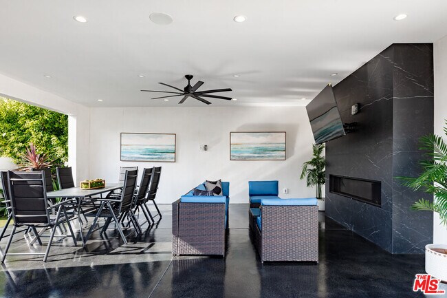 Building Photo - 6201 Lindenhurst Ave