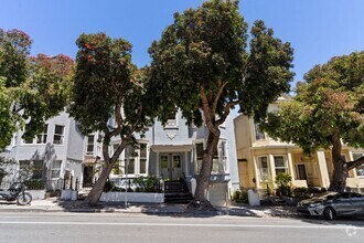 Building Photo - 2 Bed, 2 Bath Victorian Style Condo with M...