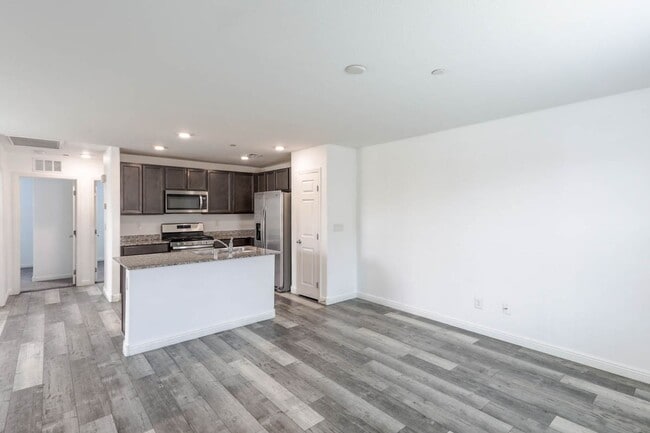 Building Photo - 3 Bed, 2 Bath Townhome Just Outside of Nel...