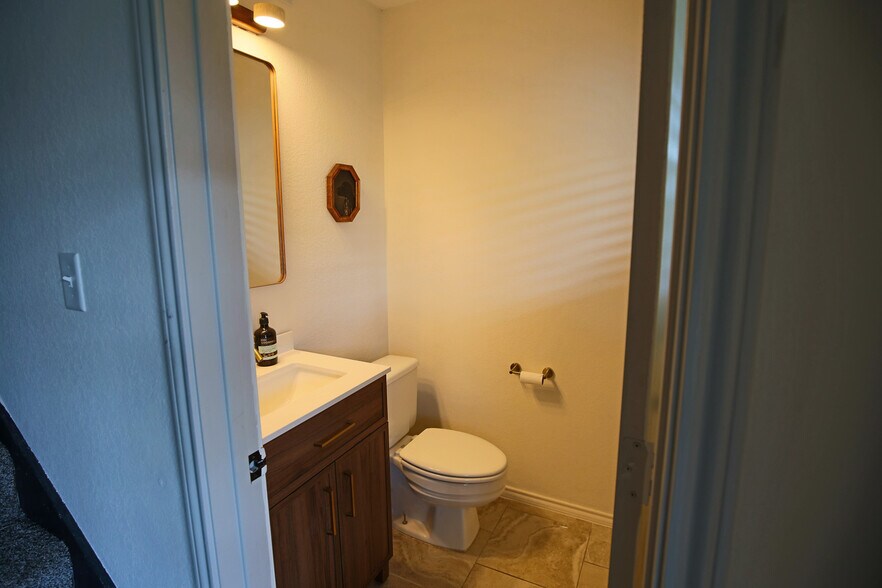 Building Photo - 708 Cowal Dr S