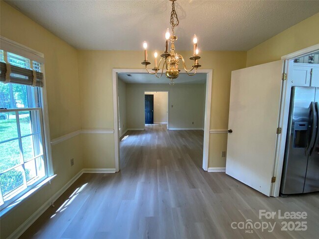 Building Photo - 1025 Thornsby Ln