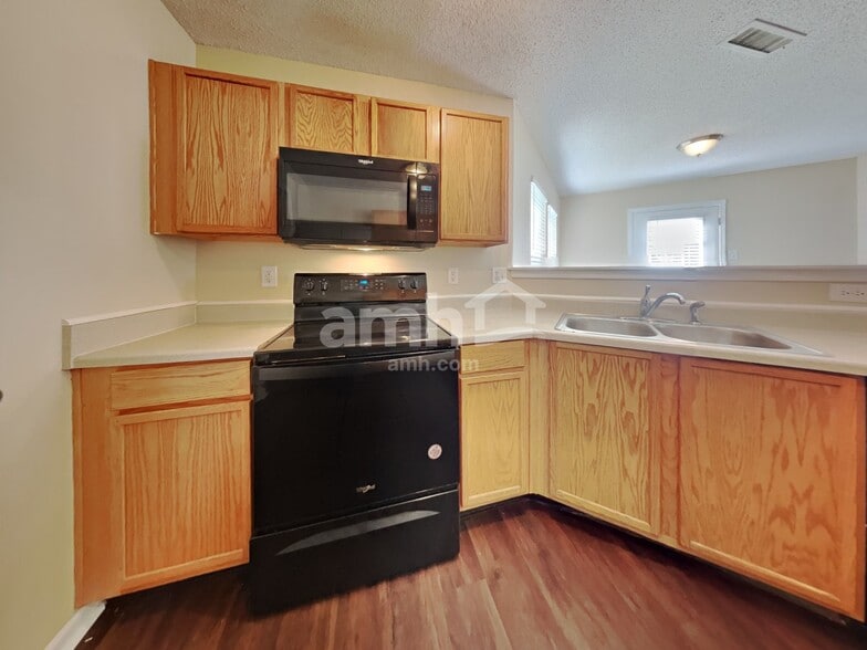 Building Photo - 2185 Shadowbrook Dr