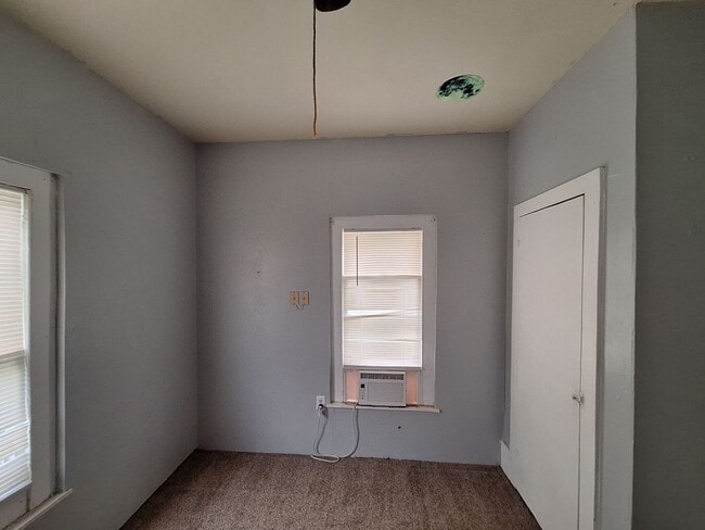 Building Photo - 2 bedroom, 1 bath