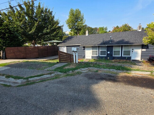Building Photo - Remolded Bremerton Duplex with fully fence...