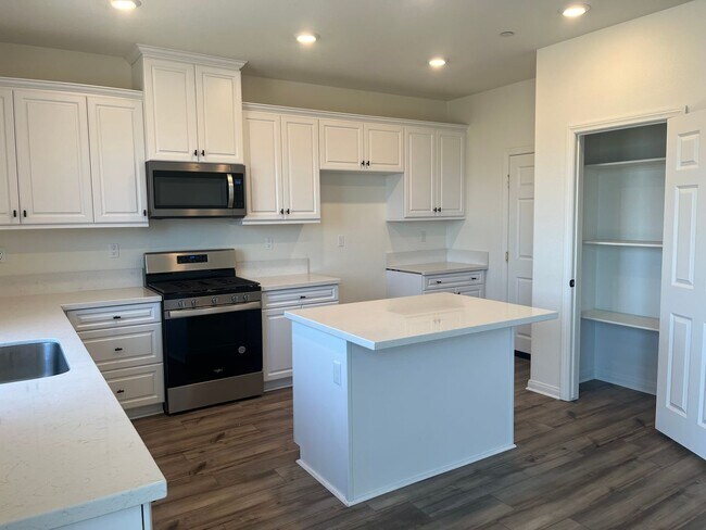 Building Photo - Lake Elsinore 5 Bedroom