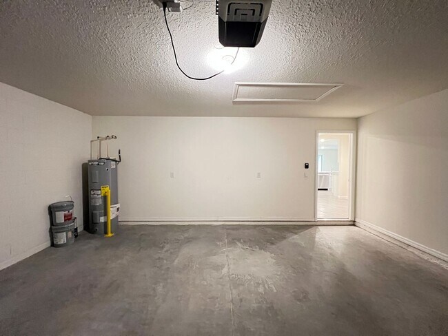 Building Photo - 4BD/2BA Modern Comfort Meets Suburban Serenity in Ocala! WASHER & DRYER INCLUDED! FULLY FENCED HOME!