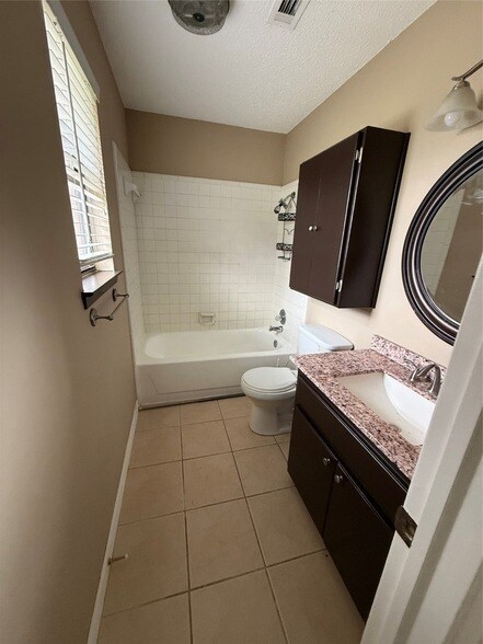 Building Photo - 614 Circle Creek Dr