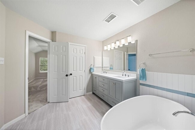 Building Photo - 10 Alderon Woods Pl