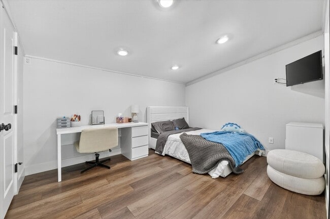 Building Photo - 9082 Wolf Run