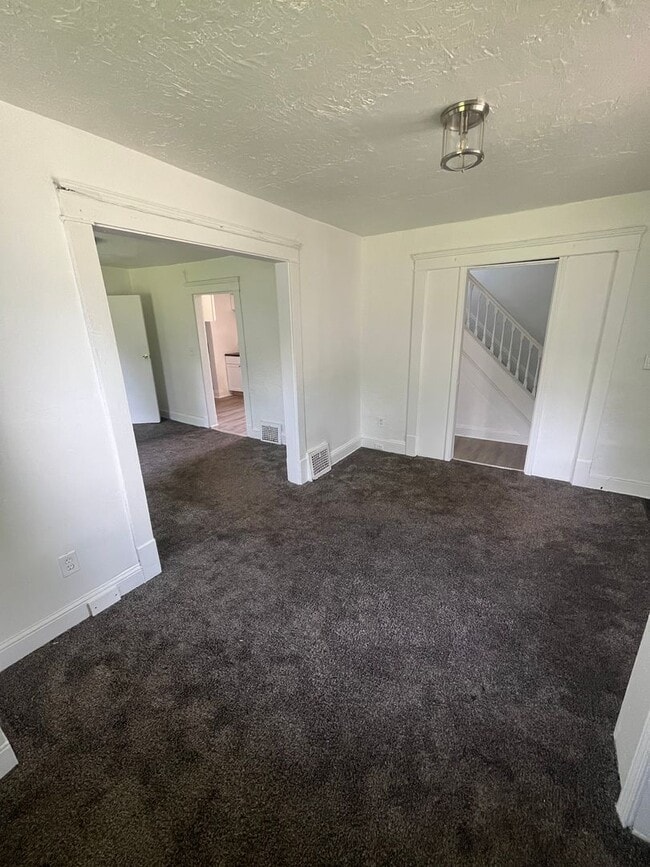 Building Photo - Charming 3-bedroom home, Section 8 Accepted