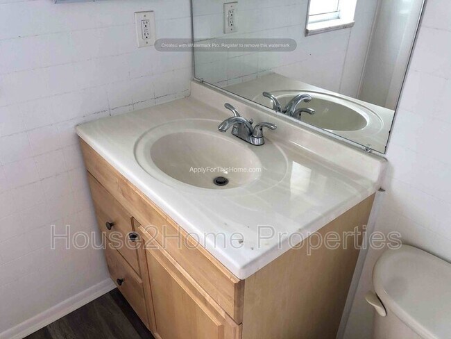 Building Photo - 1158 Brook Dr W