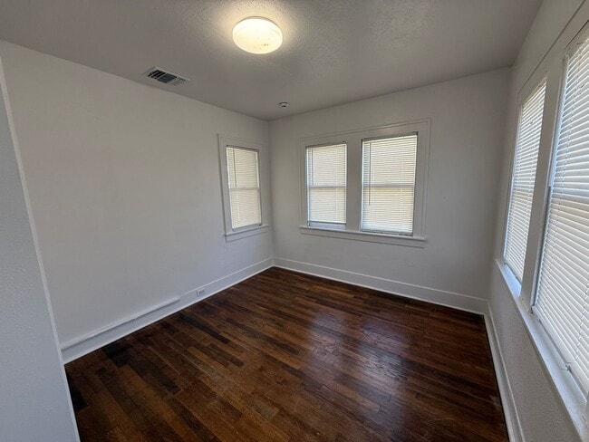 Building Photo - 50% Off First Month's Rent! Renovated 3BR Home w/ Hardwood Floors | Water Included – San Antonio