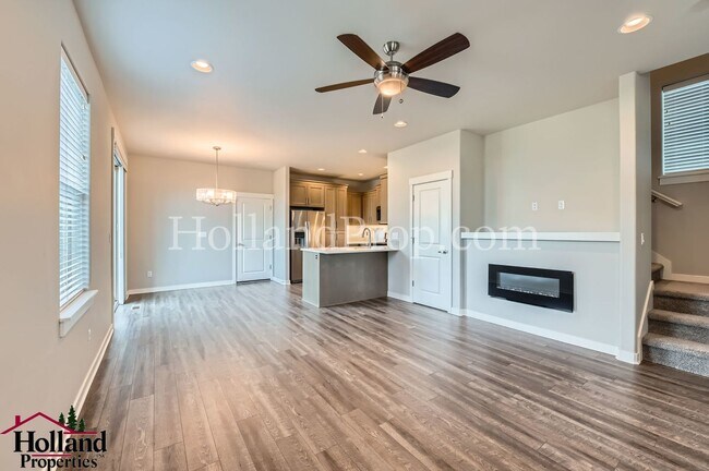Building Photo - ** NEW PRICE ** Gorgeous 3-Bed Hillsboro Home with a Fenced Yard!
