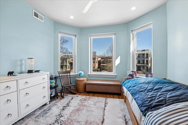 Building Photo - 4912 N Winchester Ave