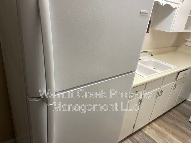 Building Photo - 6968 Lake Ave