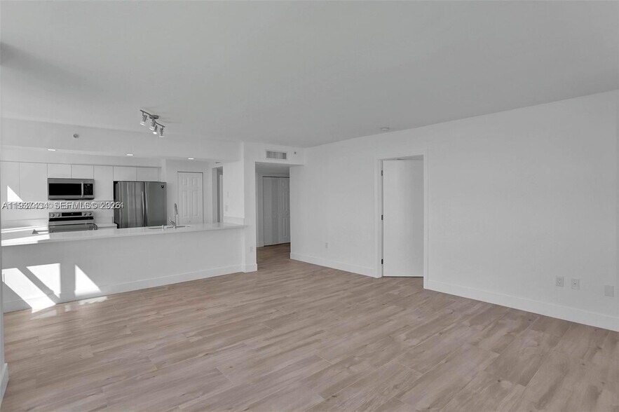 Building Photo - 650 West Ave