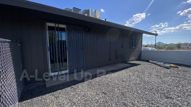 Building Photo - 1025 S Santa Rita Ave