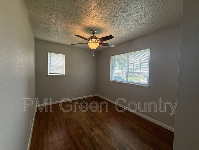 Building Photo - 4805 Bermuda Cir