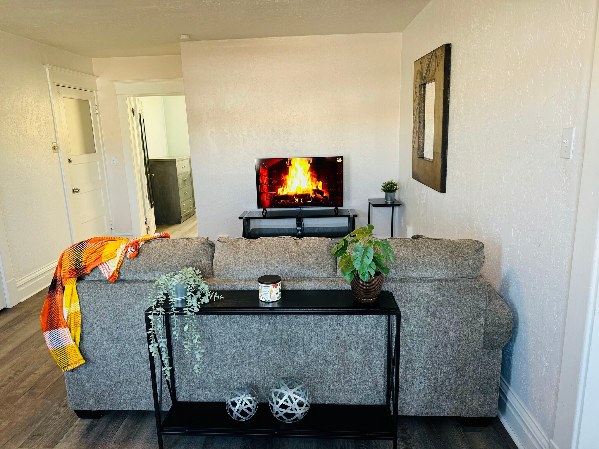 Livingroom - 315 W Halliday St