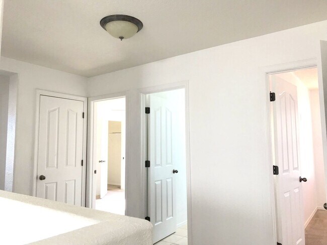 Building Photo - Spacious 4 bedroom Northern Meadows Home with Refriderated Air!