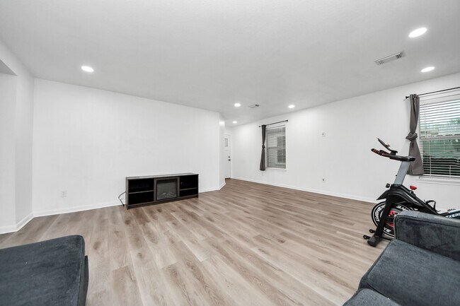 Building Photo - 20631 Tealbrook Dr