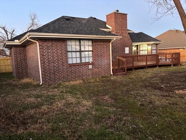 Building Photo - 3402 W Center St