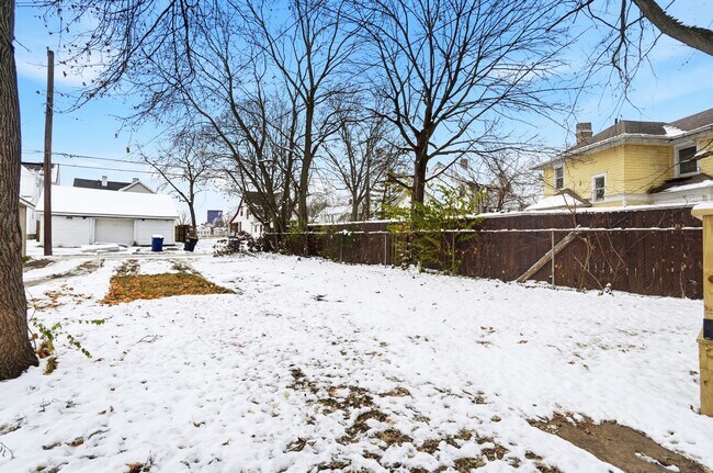 Building Photo - 44 5 Oaks Ave