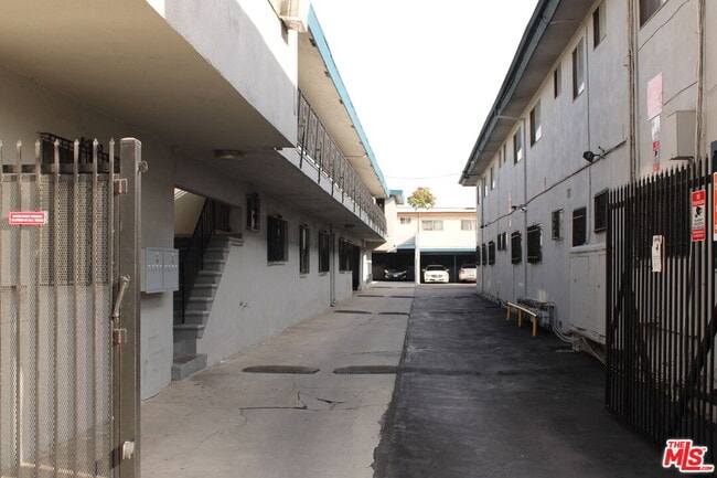 Building Photo - 1026 S Flower St