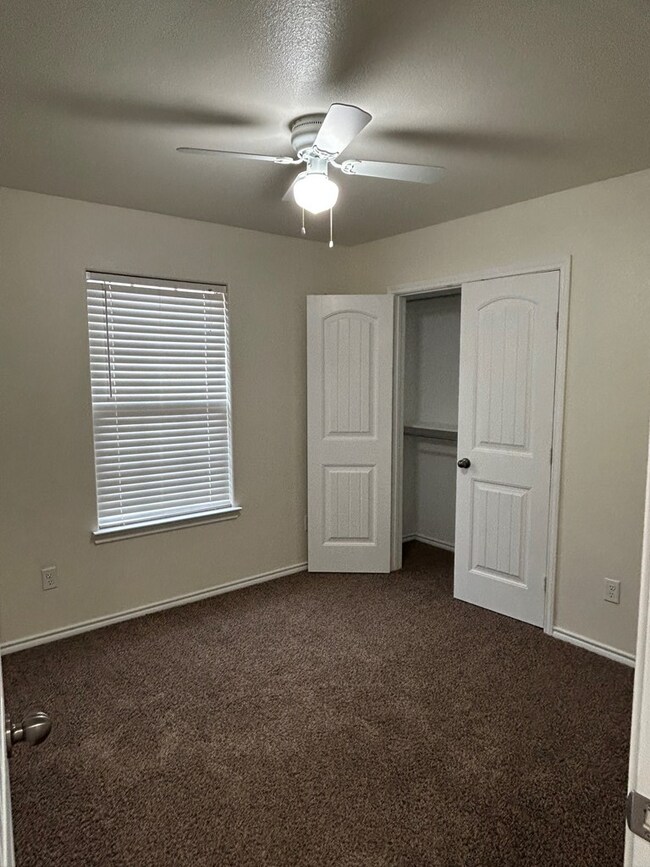 Building Photo - 9404 Lamar Ave