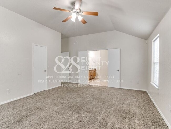 Building Photo - *AVAILABLE NOW!* Spacious 3 Bed/2.5 Bath Duplex Townhome Available in Norman!