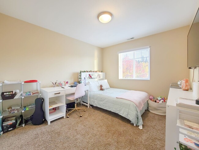 Building Photo - 4 bedroom/2.5 bath in Parkside Estates