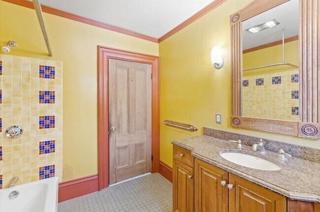 Building Photo - 407 Main St