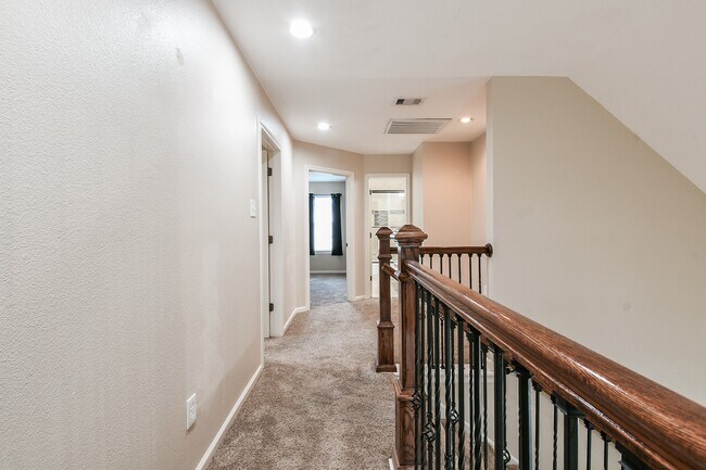 Building Photo - 10506 Chateau Ln