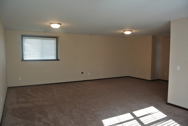 Building Photo - 5 Bedroom Home