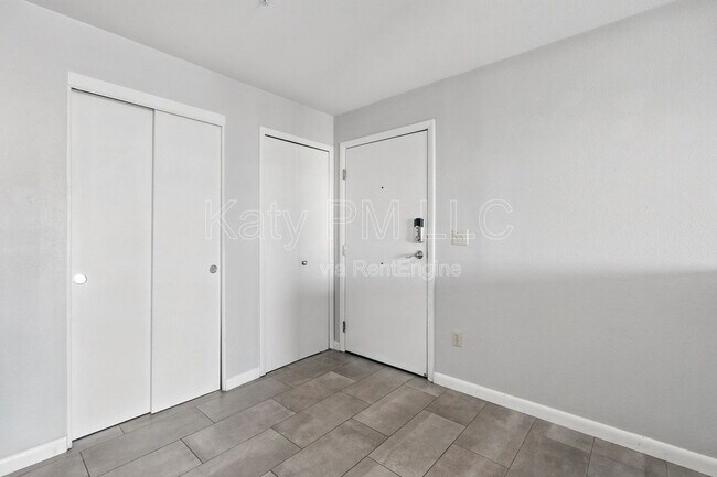 Building Photo - 1005 E 8th St