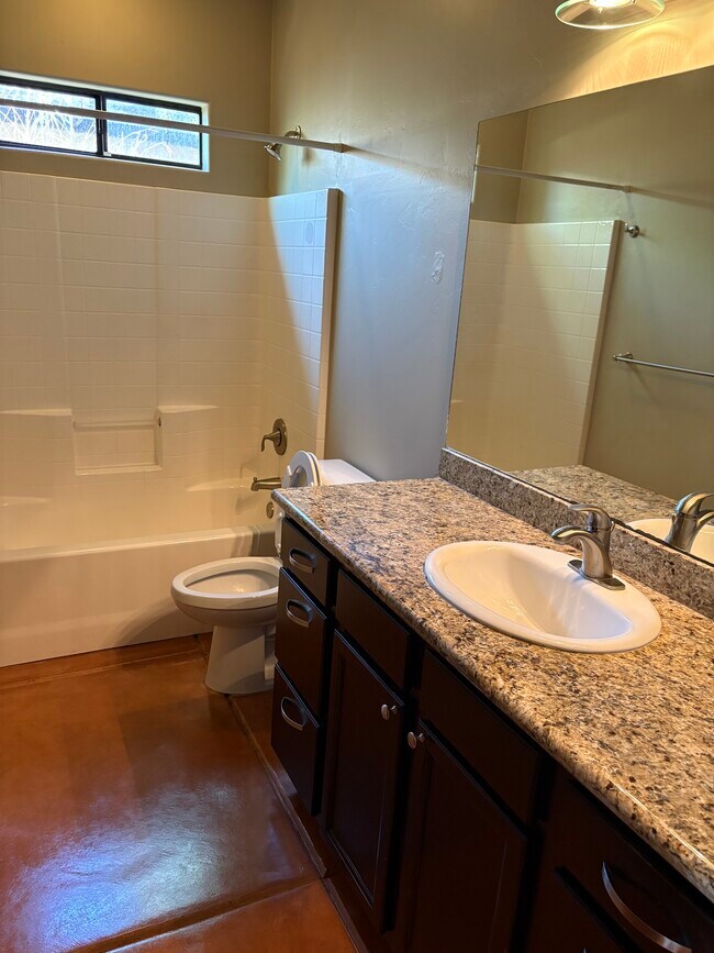 Building Photo - 1014 E Linden St