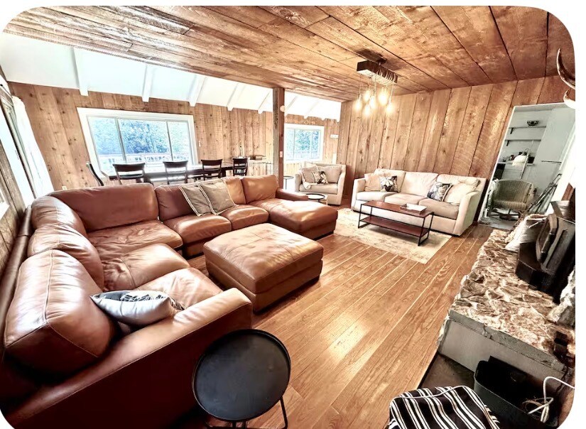 Building Photo - 4504 N Lakeshore Dr