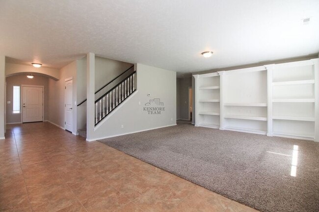 Building Photo - 727 Pinnacle Dr