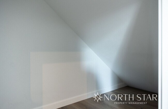 Building Photo - New, Bright & Spacious 3 bed/2.5 bath w/ G...