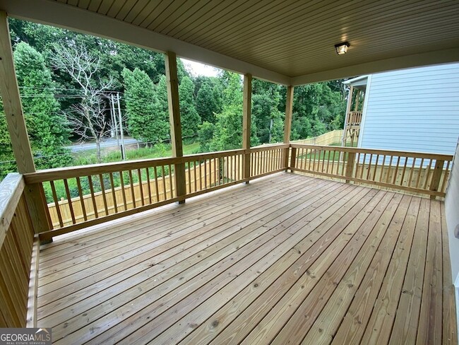 Building Photo - 5595 Mirror Lake Dr