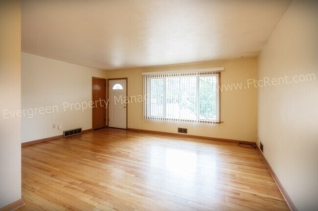 Building Photo - 1004/1006 Cragmore Dr.