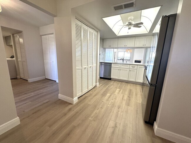 Building Photo - Gorgeous Updated Tierra Verde Annual Unfurnished Waterfront Condo 2/2 w/Garage