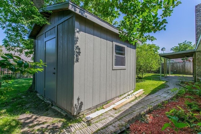 Building Photo - Beautifully renovated 4 bedroom home in a great subdivision