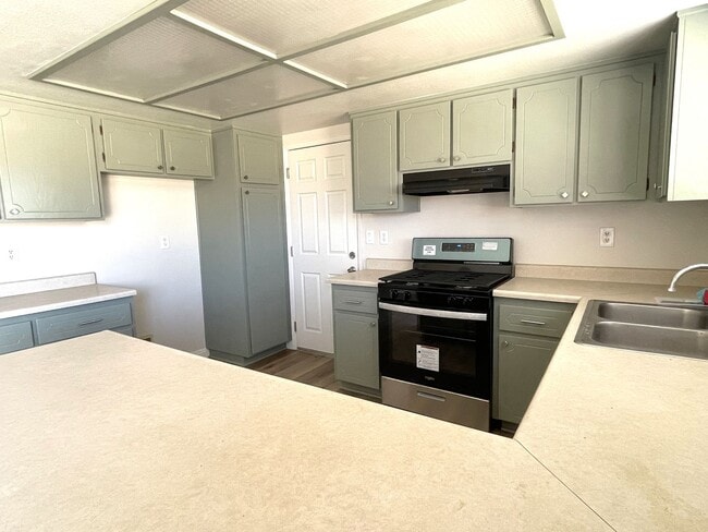 Building Photo - Recently Renovated and Move In Ready!