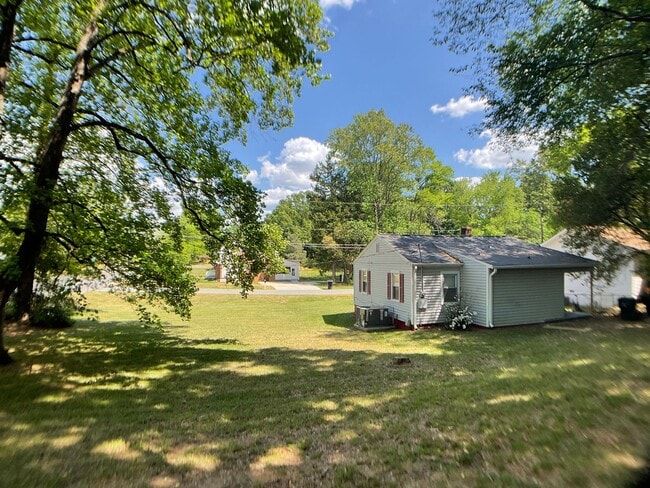 Building Photo - Adorable Bungalow Ready for New Residents!