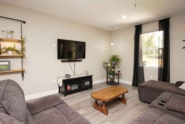 Building Photo - Newer Home in Valparaiso